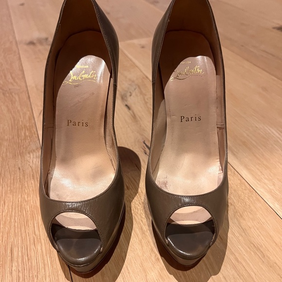 Christian Louboutin taupe peak toe heels - Picture 7 of 9